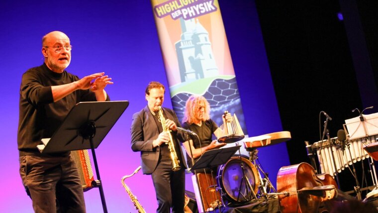 The opening show of "Highlights of Physics" 2025 will once again feature Harald Lesch (left) (here in 2023).
