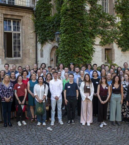 Gruppenfoto der Honours-Studierenden und Mentor:innen 2025