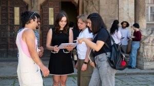 Studierende vor dem Universitätshauptgebäude