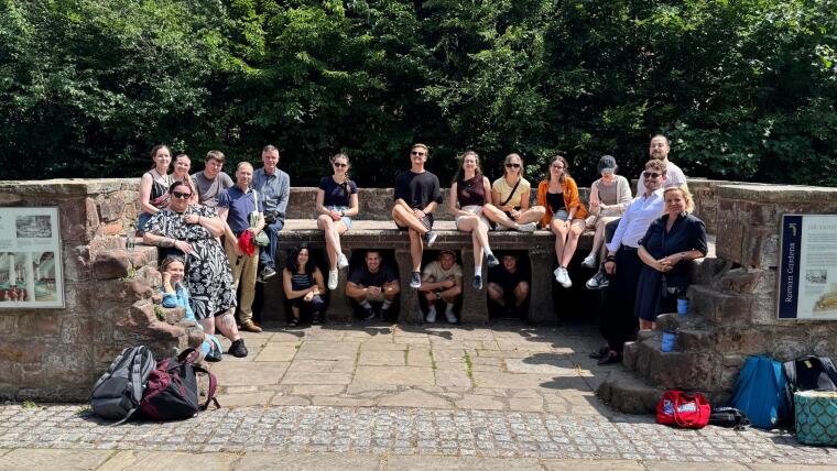 Gruppenfoto in den Ruinen eines römischen Bades in Chester