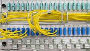 Kabel und Anschlüsse sind in einem Schaltraum