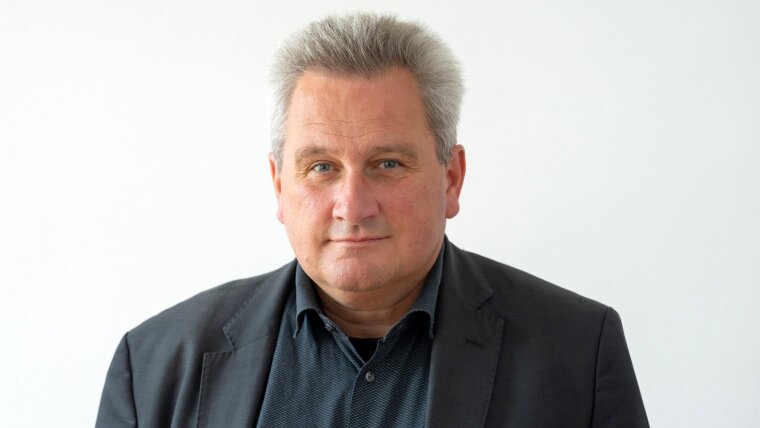 Portrait von Porf. Jens-Christian Wagner vor weißer Wand in hellem Licht