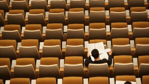 Hörsaal mit lesender Person