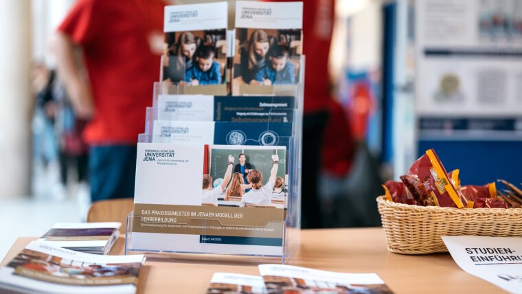 Druckerzeugnisse: Flyer und Broschüren