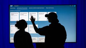 Beschäftigte konfigurieren das SAP-System an einem Bildschirm