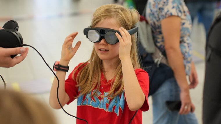 At the MINT Festival Jena, pupils can go on an exploration tour with VR glasses.
