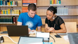 Studierende in der Bibliothek