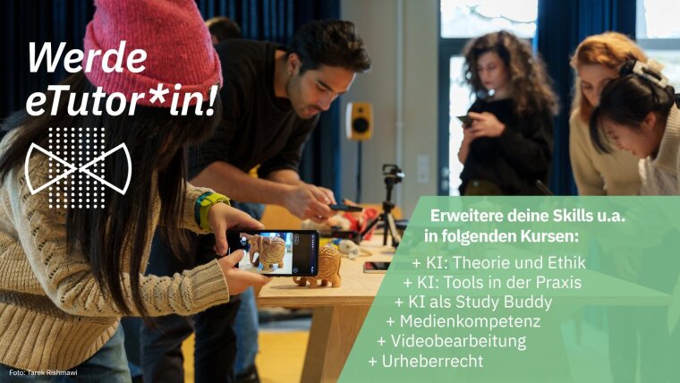 Eine Gruppe junger Menschen arbeitet gemeinsam an einem Tisch mit Kamera und Objekten, während eine Person ein kleines Holzmodell mit dem Smartphone fotografiert.