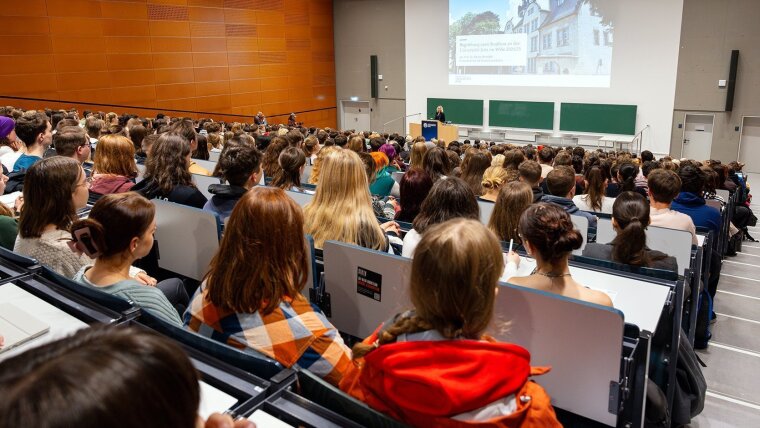 Students follow a lecture (symbolic image).