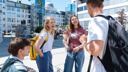 Studierende auf dem Campus Ernst-Abbe-Platz der Uni Jena.
