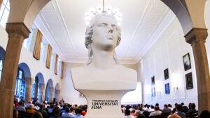 Eine Büste Friedrich Schillers steht in der Aula