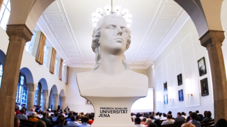 Eine Büste Friedrich Schillers steht in der Aula
