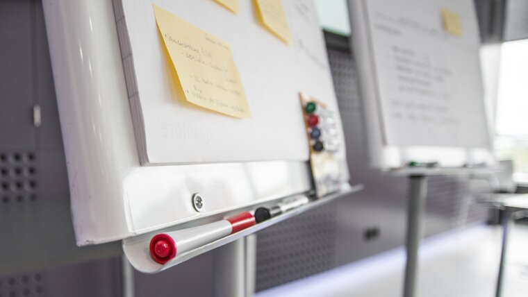 Flipchart mit Post-it-Zetteln und Stiften