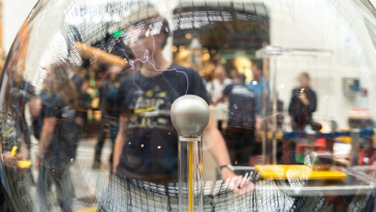 Ausstellung beim Wissenschaftsfestival "Highlights der Physik" in der Goethe-Galerie in Jena.