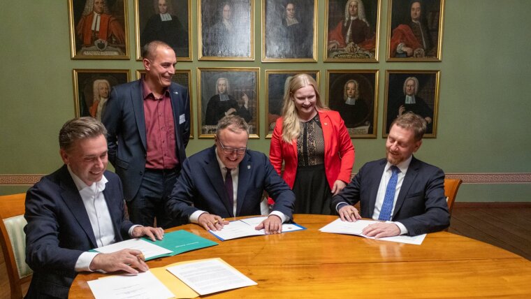 Wissenschafts-Staatssekretär Thomas Wünsch (Sachsen-Anhalt), Ministerpräsident Mario Voigt (Thüringen) und Ministerpräsident Michael Kretschmer (Sachsen) unterzeichnen Absichtserklärung zur Förderung von iDiv über 2030 hinaus. Im Hintergrund Martin Quaas, wissenschaftlicher Geschäftsführer, und Anne Wesemann, administrative Geschäftsführerin von iDiv.
