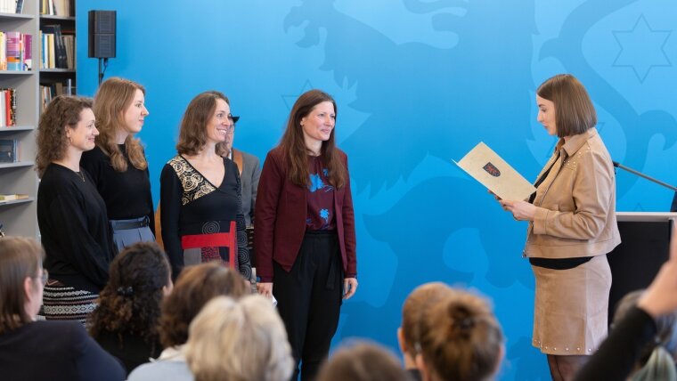 Thüringens Sozialministerin Katharina Schenk (v.r.n.l.) überreicht die Auszeichnung an Projektleiterin Dr. Maria Witt-Wallert, Dr. Betty Hebecker, Anja Geisler und Yvonne Hupfer.