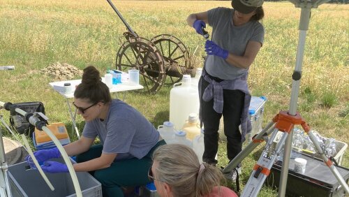 Prof. Susan Trumbore (vorn), Dr. Valérie Schwab (hinten) und Beatrix Heinze (links) bei der Grundwasserprobenahme im Hainich-Exploratorium zur Erforschung der "Critical Zone“.