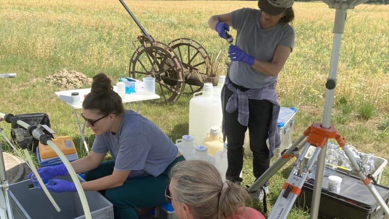 Prof. Susan Trumbore (vorn), Dr. Valérie Schwab (hinten) und Beatrix Heinze (links) bei der Grundwasserprobenahme im Hainich-Exploratorium zur Erforschung der "Critical Zone“.