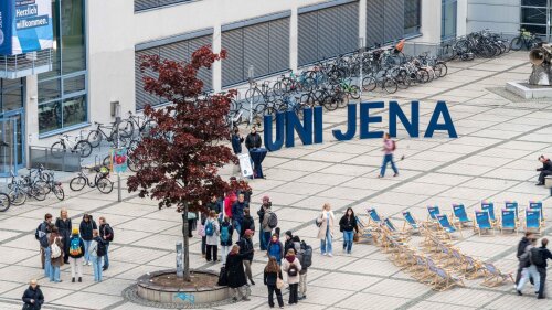 Blick auf den Campus am Ernst-Abbe-Platz während der Studieneinführungstage an der Universität Jena.