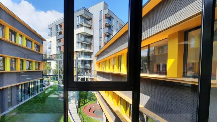 Blick aus einem Fenster der Deutschen Internationalen Schule Tbilissi nach draußen