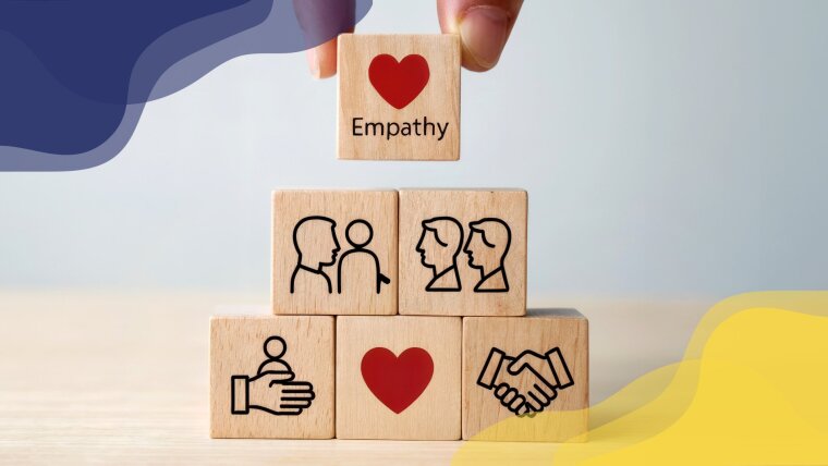 Bausteine aus Holz mit Symbolen für Empathie