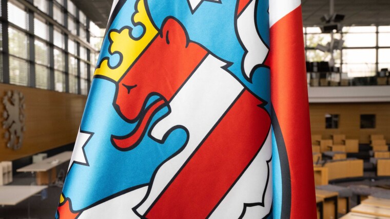 Eine Flagge mit dem Thüringer Wappen im Plenarsaal des Thüringer Landtags.