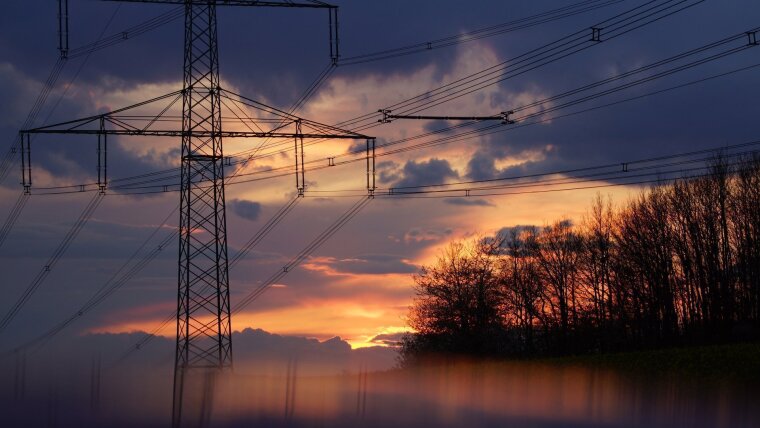 Hochspannungsmast nahe Gera im Abendlicht