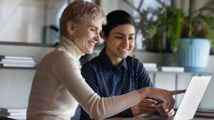 Eine Mentorin berät einen Mentee