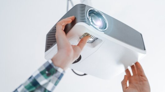 Beamer-Installation im Hörsaal