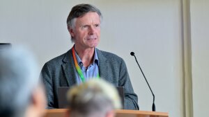 Prof. Dr. Laurenz Volkmann hält eine Rede