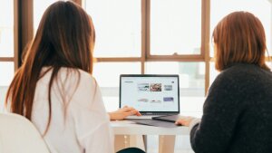 Zwei Personen vor einem Laptop