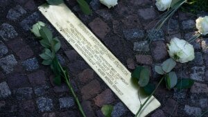In Stadtroda erinnert eine Stolperschwelle an ermordete Kinder sowie Opfer von Zwangssterilisierungen und der "Aktion T 4". Die Initiative für diesen Erinnerungsort ging von drei Schülerinnen aus.