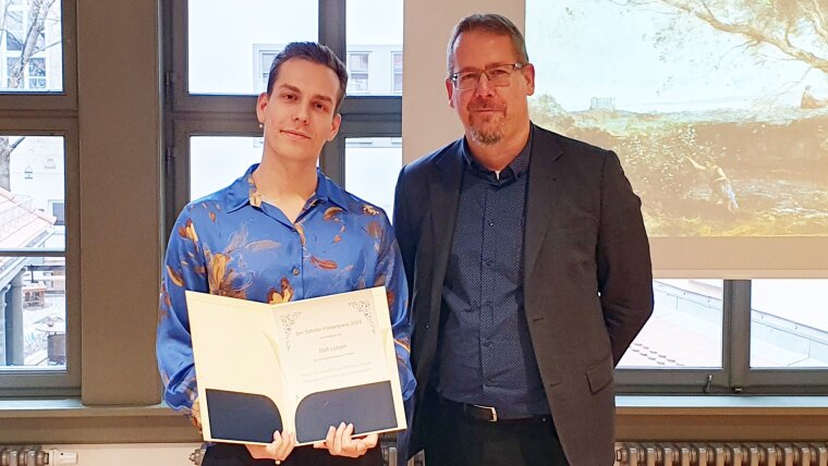 Festliche Übergabe der Urkunde des Schiller-Förderpreises 2025 an den Preisträger Delf Lützen (l.) nach der Laudatio durch PD Dr. Nikolas Immer (r.)