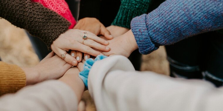 Viele Hände in der Mitte