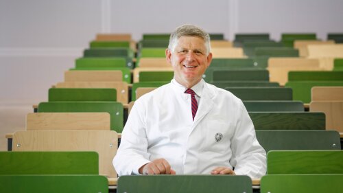 Für seine Forschung zur Therapie von Leukämie würde der Hämatologe und Onkologe Prof. Dr. Andreas Hochhaus mit dem Thüringer Forschungspreis 2025 ausgezeichnet.