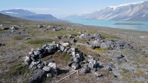 Diese über 2000 Jahre alte Übernachtungsstelle von Karibujägern haben die Forschenden im Sommer 2025 auf der Halbinsel Nuussuaq im Westen Grönlands entdeckt.