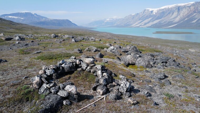 Diese über 2000 Jahre alte Übernachtungsstelle von Karibujägern haben die Forschenden im Sommer 2025 auf der Halbinsel Nuussuaq im Westen Grönlands entdeckt.