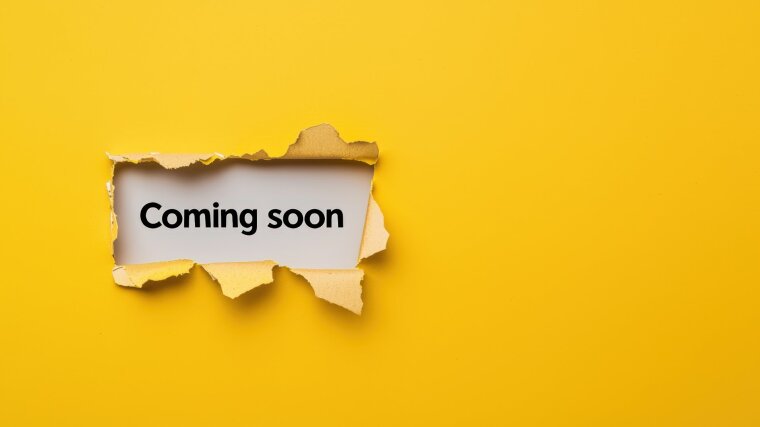 Ein gelber Hintergrund, in dem ein aufgerissenes Papierfenster den Text „Save the Date“ freilegt.