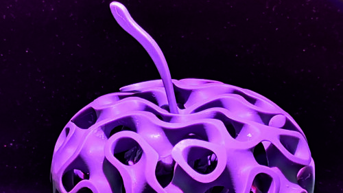 Additiv gefertigter Apfel mit einer komplexen Gyroidstruktur zur Demonstration der erweiterten Möglichkeiten des 5D-Drucks.