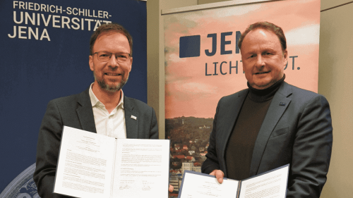 sche unterzeichnen Kooperationsvertrag Prof. Dr. Andreas Marx (r.) und Dr. Thomas Nitzsche mit der unterzeichneten Kooperationsvereinbarung.