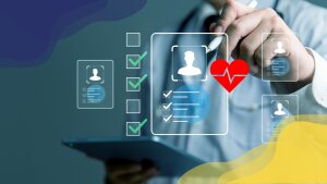 Digitale Checkliste, ein Arzt analysiert virtuelle medizinische Befunde