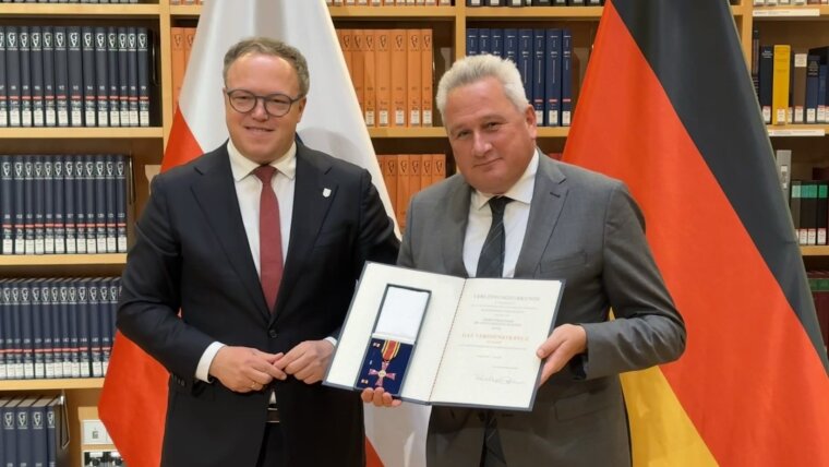 Prof Dr Jens-Christian Wagner (right) received the Order of Merit of the Federal Republic from Thuringia's Minister President Mario Voigt.