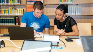 Junge Menschen unterhalten sich