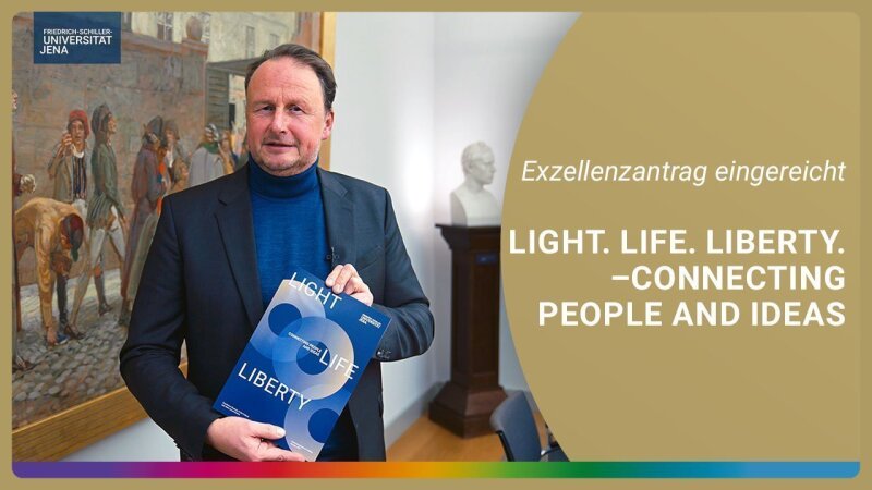 Platzhalterbild — Prof. Dr. Andreas Marx hält ein Exemplar des Exzellenzantrags in seiner Hand