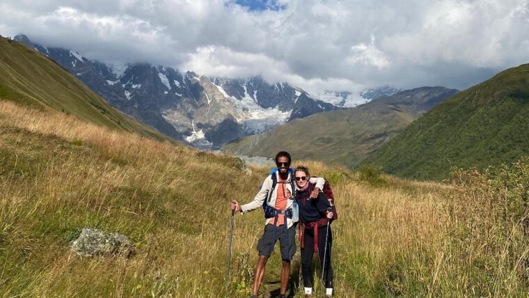 Sarah mit einem Freund bei einer mehrtägigen Wanderung durch den Kaukasus