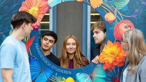 Students during the open house at the Ernst-Abbe-Platz campus of Friedrich Schiller University in Jena.