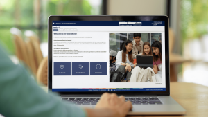 Laptopbildschirm zeigt die Startseite des Bewerbungsportals Friedolin 2.0.