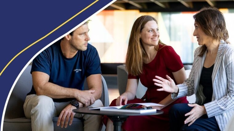 Personen sitzen zusammen und reden