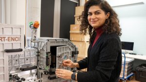 Samaneh Ehteram vom Exzellenzcluster "Understanding Written Artefacts" der Universität Hamburg bedient den Enci-Scanner.