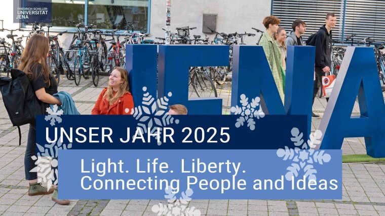 Auf dem Bild sind Studierende zu sehen und auf dem Titel steht: Unser Jahr 2025: Light. Life. Liberty Connecting People and Ideas